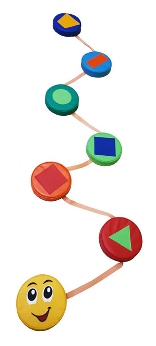 Дорожка Шагайка состоит из семи мягких ярких таблеток, соединенных между собой стропой.  Нашитые на таблетки аппликации помогут деткам усвоить виды геометрических фигур.  Занятие на дорожках помогают улучшить координацию движений, ловкость, устойчивость, развивает опорно-двигательный аппарат.  Вес, кг: 1,711.  Размер таблетки, мм: 200x50.