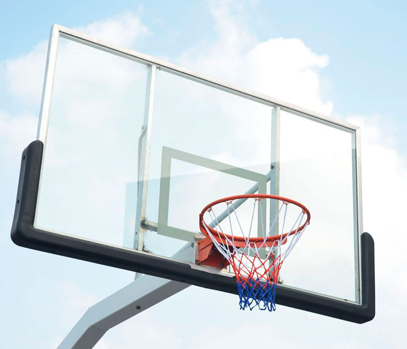 Мобильная баскетбольная стойка клубного уровня для помещений, щит 180х105 см из закаленного стекла ДР261
