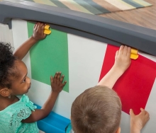 Детский двухсторонний мольберт с полочками STP84